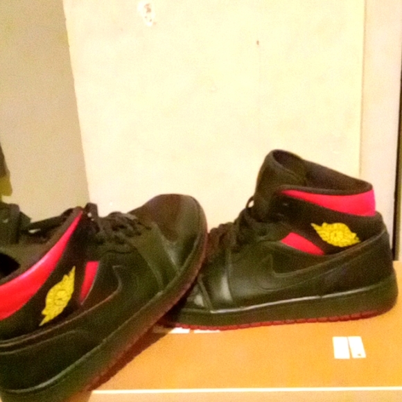 Jordan 1 Mid Last Shot Sneakers - Picture 2 of 4